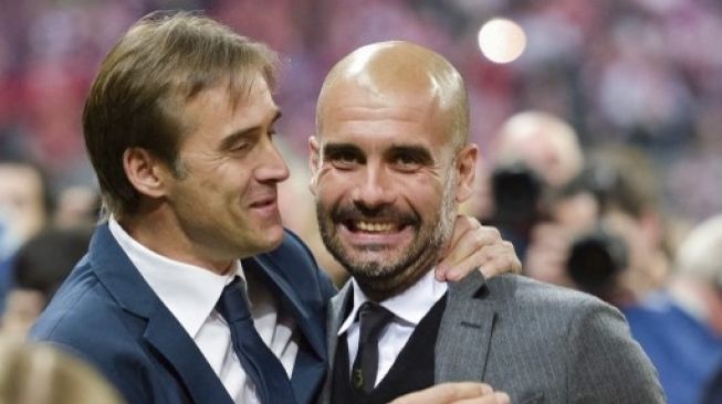 Julen Lopetegui dan Josep Guardiola terlihat sangat akrab usai pertandingan Bayern Munich vs FC Porto pada 2015. [AFP]