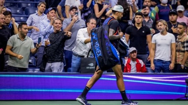 Petenis Australia Nick Kyrgios meninggalkan lapangan setelah kalah dalam pertandingan perempat final tunggal putra turnamen Tenis AS Terbuka 2022 melawan petenis Rusia Karen Khachanov di USTA Billie Jean King National Tennis Center di New York pada 6 September 2022.COREY SIPKIN / AFP