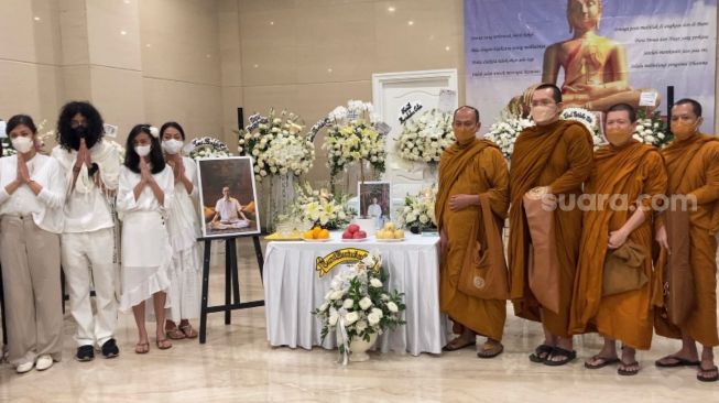 Suasana rumah duka suami Dewi Lestari, Reza Gunawan di Grand Heaven, Pluit, Jakarta, Rabu (7/9/2022). [Adiyoga Priyambodo/Suara.com]