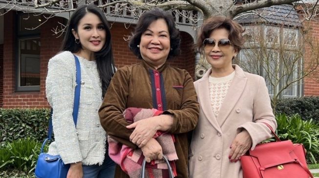 Potret Kebersamaan Artis dan Mertua (instagram/@sandradewi88)