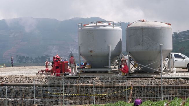 Pekerja menyelesaikan pekerjaan pada proyek sumur produksi Pembangkit Listrik Tenaga Panas Bumi (PLTP) PT Geo Dipa Energi di kawasan dataran tinggi Dieng Desa Kepakisan, Batur, Banjarnegara, Jawa Tengah, Selasa (6/9/2022). ANTARA FOTO/Anis Efizudin/tom.