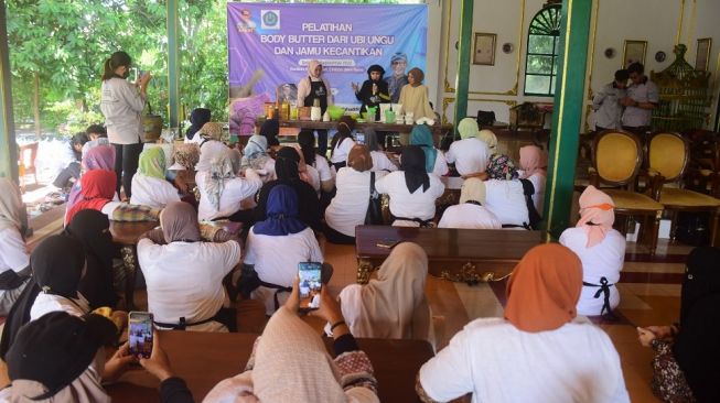 Fokus Ciptakan Lapangan Kerja Baru, Relawan Sahabat Sandi Cirebon Beri Pelatihan Membuat Kosmetik dari Ubi