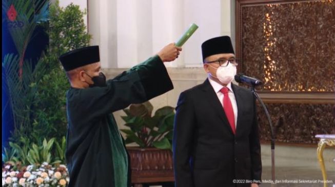 Gantikan Mendiang Tjahjo Kumolo, Jokowi Resmi Lantik Azwar Anas jadi Menpan RB