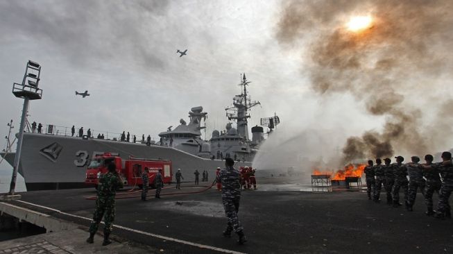 Personel TNI Angkatan Laut memadamkan api saat Latihan Pertahanan Pangkalan Armada Siaga di Koarmada II, Surabaya, Jawa Timur, Rabu (7/9/2022). [ANTARA FOTO/Didik Suhartono/foc].