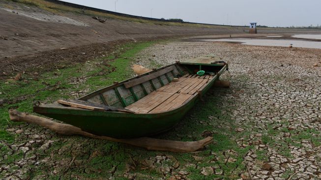 Kondisi Waduk Dawuhan yang airnya menyusut di Kabupaten Madiun, Jawa Timur, Selasa (6/9/2022). [ANTARA FOTO/Siswowidodo/tom]
