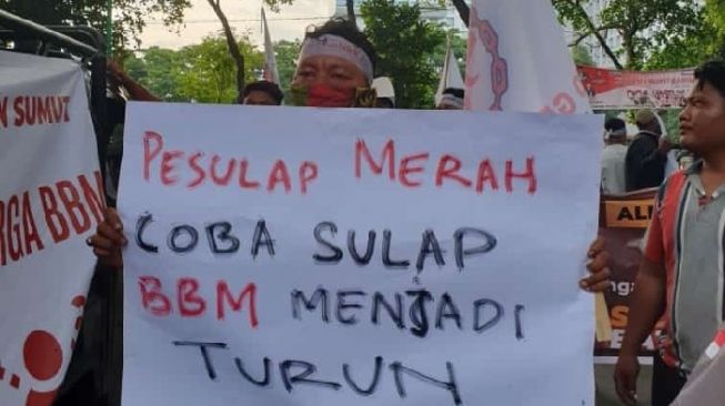 Demo di DPRD Sumut, Pengunjuk Rasa Minta Pesulap Merah Turunkan Harga BBM