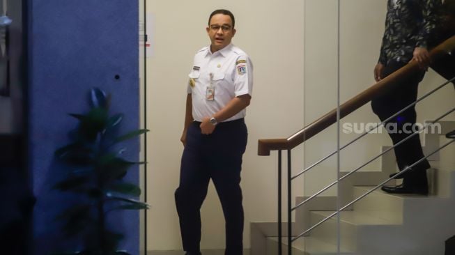 Gubernur DKI Jakarta Anies Baswedan usai menjalani pemeriksaan di Gedung Merah Putih KPK, Jakarta Selatan, Rabu (7/9/2022). [Suara.com/Alfian Winanto]