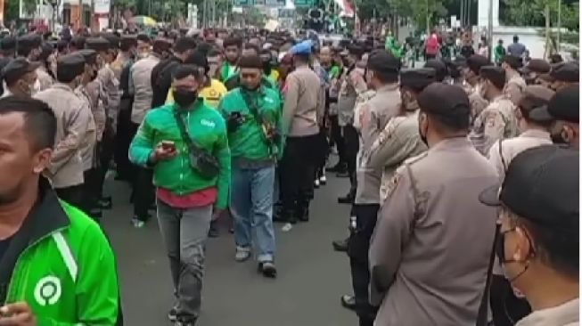 Pengemudi ojol di Cirebon unjuk rasa menentang kebijakan pemerintah menaikkan harga bahan bakar minyak (BBM) (Tangkapan layar akun @infojawabarat)