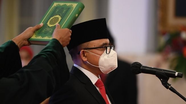 Menteri Pendayagunaan Aparatur Negara dan Reformasi Birokrasi (MenPAN RB) Abdullah Azwar Anas mengucapkan sumpah jabatan saat dilantik Presiden Joko Widodo di Istana Negara, Jakarta, Rabu (7/9/2022). ANTARA FOTO/Sigid Kurniawan/wsj.