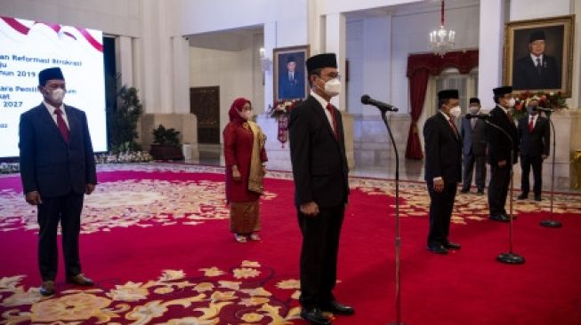 Anggota Dewan Kehormatan Penyelenggara Pemilu (DKPP) Unsur Tokoh Masyarakat Masa Tugas Tahun 2022-2027 J Kristiadi (kedua kanan), I Dewa Kade Wiarsa Raka Sandi (kanan), Ratna Dewi Pettalolo (kedua kiri), Muhammad Tio Aliansyah (tengah) dan Heddy Lugito mengikuti pelantikan yang dipimpin Presiden Joko Widodo di Istana Negara, Jakarta, Rabu (7/9/2022). Presiden Joko Widodo melantik Anggota DKPP Unsur Tokoh Masyarakat masa tugas 2022-2027. ANTARA FOTO/Sigid Kurniawan/wsj.