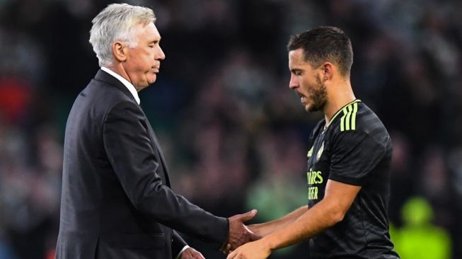 Pelatih Real Madrid, Carlo Ancelotti (kiri) memberi selamat pada penyerang Eden Hazard usai laga Liga Champions kontra Celtic di Celtic Park, Glasgow, Skotlandia, Rabu (7/9/2022) dini hari WIB. [ANDY BUCHANAN / AFP]