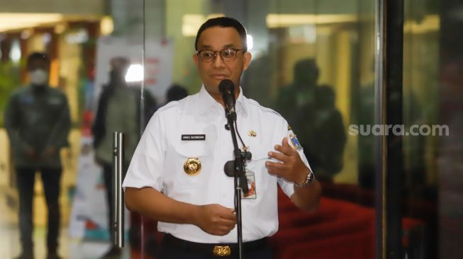 Gubernur DKI Jakarta Anies Baswedan menemui awak media usai menjalani pemeriksaan di Gedung Merah Putih KPK, Jakarta Selatan, Rabu (7/9/2022). [Suara.com/Alfian Winanto]