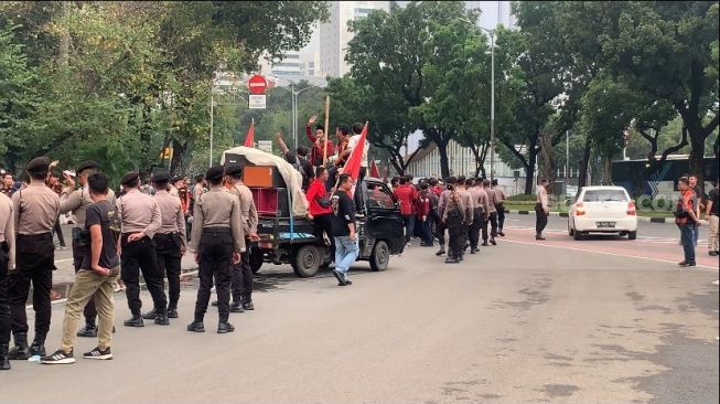 Usai Bakar Spanduk Prabowo hingga Tiduran saat Demo Tolak BBM Naik, Massa Mahasiswa di Patung Kuda Bubar Jalan