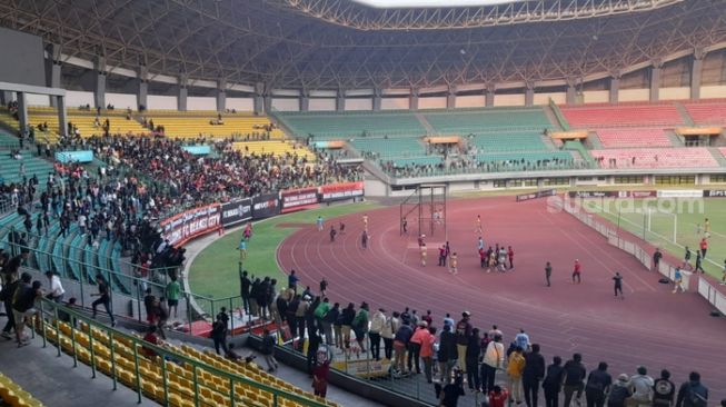 Suporter di Stadion Patriot Bekasi saat menonton pertandingan Liga 2 antara FC Bekasi City vs Gersik United. (Suara.com /Danan Arya)