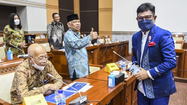 Menteri Komunikasi dan Informatika (Menkominfo) Johnny G. Plate (kanan) bersiap mengikuti rapat kerja dengan Komisi I DPR di Kompleks Parlemen, Senayan, Jakarta, Rabu (7/9/2022). Rapat tersebut membahas RKA Kemkominfo tahun 2023 dan pembahasan isu-isu aktual. ANTARA FOTO/Galih Pradipta/foc.