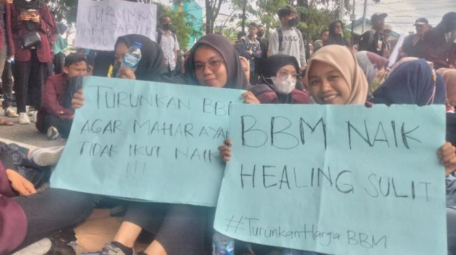 Spanduk Kocak Aksi Mahasiswa Demo Tolak Kenaikan BBM di DPRD Sumbar: Cukup yang Naik Open BO, BBM Jangan!