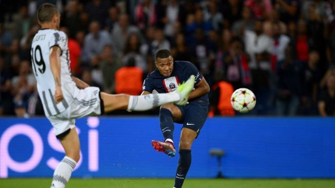 Penyerang Paris Saint-Germain (PSG) asal Prancis, Kylian Mbappe menendang bola saat dalam matchday pertama Grup H Liga Champions 2022/2023 antara PSG vs Juventus di Stadion Parc des Princes di Paris, pada 6 September 2022 waktu setempat.
Anne-Christine POUJOULAT / AFP