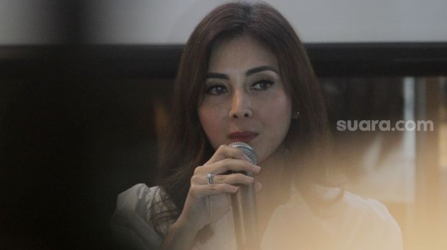 Dhena Devanka saat Ditemui di Cafe Sub Ohm, Jakarta, Rabu (7/9). [Suara.com/Oke Atmaja]