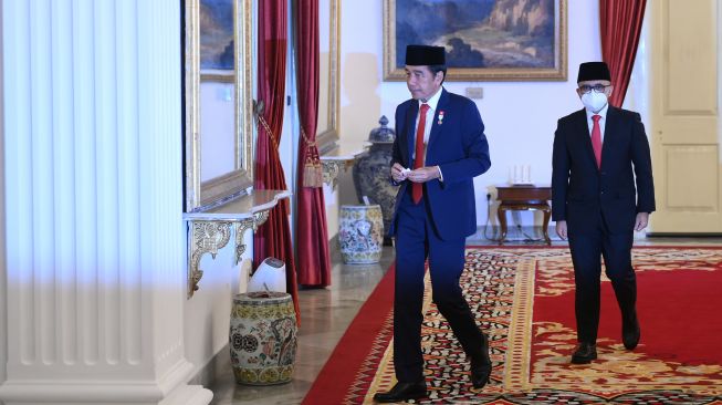 Presiden Joko Widodo (kiri) didampingi Menteri Pendayagunaan Aparatur Negara dan Reformasi Birokrasi (MenPAN RB) Abdullah Azwar Anas bersiap memberikan keterangan kepada wartawan usai pelantikan di Istana Negara, Jakarta, Rabu (7/9/2022). ANTARA FOTO/Sigid Kurniawan/wsj.