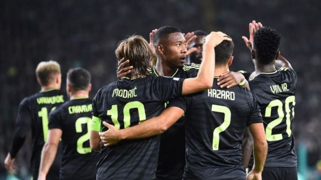 Gelandang Real Madrid Luka Modric (kiri) merayakan gol bersama rekan-rekan satu tim dalam pertandingan Grup F Liga Champions antara Celtic dan Real Madrid di Stadion Celtic Park di Glasgow pada 6 September 2022. (AFP/ANDY BUCHANAN).