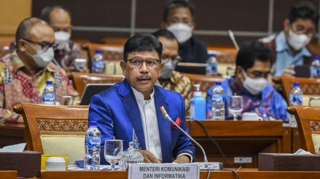 Menteri Komunikasi dan Informatika (Menkominfo) Johnny G. Plate (tengah) mengikuti rapat kerja dengan Komisi I DPR di Kompleks Parlemen, Senayan, Jakarta, Rabu (7/9/2022). Rapat tersebut membahas RKA Kemkominfo tahun 2023 dan pembahasan isu-isu aktual. ANTARA FOTO/Galih Pradipta/foc.