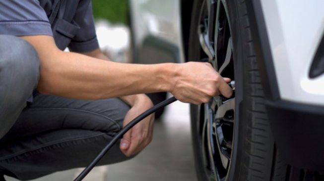 Kapan Harus Isi Angin Ban Mobil yang Tepat?