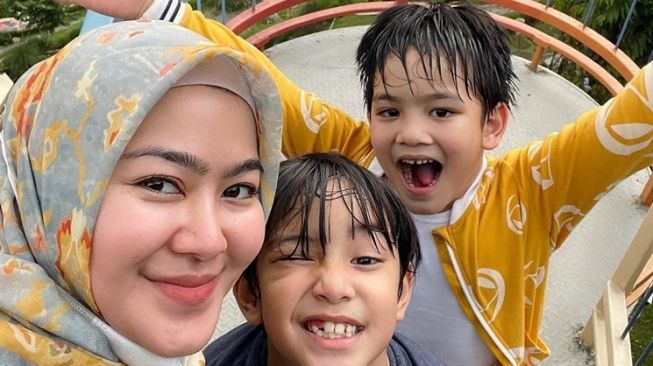 Potret Sherrin Tharia Mantan Istri Zumi Zola (instagram/@stharia)