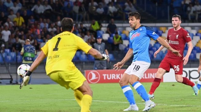 Giovanni Simeone (tengah) sesaat sebelum mencetak gol untuk Napoli dalam pertandingan Liga Champions lawan Liverpool pada 8 September 2022. ANTARA/AFP/ALBERTO PIZZOLI