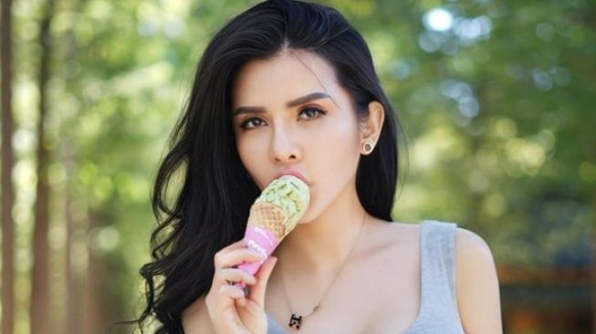 Potret Maria Vania Mengemut Ice Cream di Korea Bikin Publik Gagal Fokus: Ambyar!