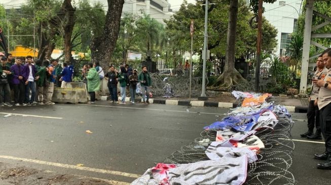 Dua Lapis Kawat Berduri di Demo Patung Kuda Dijebol Mahasiswa, Massa Aksi Dorong-dorongan dengan Polisi