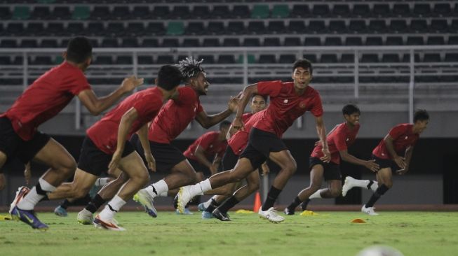 Sejumlah pemain Timnas U-19 mengikuti latihan di Stadion Gelora Bung Tomo, Surabaya, Jawa Timur, Kamis (8/9/2022). Latihan tersebut dalam rangka persiapan untuk menghadapi laga kualifikasi Piala Asia U-20 2023. ANTARA FOTO/Moch Asim/foc.