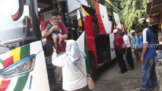 Calon penumpang menaiki bus antarkota-antarprovinsi (AKAP) di Terminal Pondok Pinang, Jakarta Selatan, Kamis (8/9/2022). [Suara.com/Alfian Winanto]