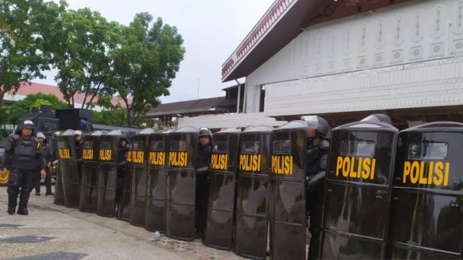 Polisi saat bertugas mengamankan aksi demo mahasiswa terkait kenaikan BBM di gedung DPRA di Banda Aceh, Rabu (7/9/2022). [ANTARA/Rahmat Fajri]