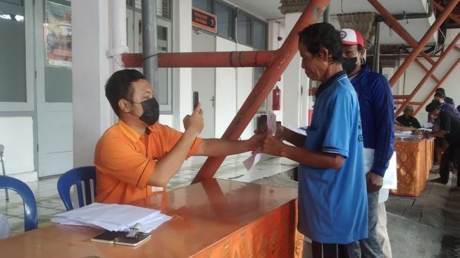 Warga di Denpasar Berbondong-bondong Antre BLT BBM dan Sembako Rp 500 Ribu