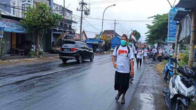 7 Pemuda Jalan dari Jombang ke Surabaya, Mau Lamar Khofifah Jadi Cawapresnya Prabowo