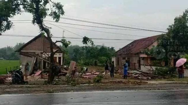 Amuk Puting Beliung Terjang Permukiman Warga di Madiun, Banyak Pohon dan Rumah Ambruk