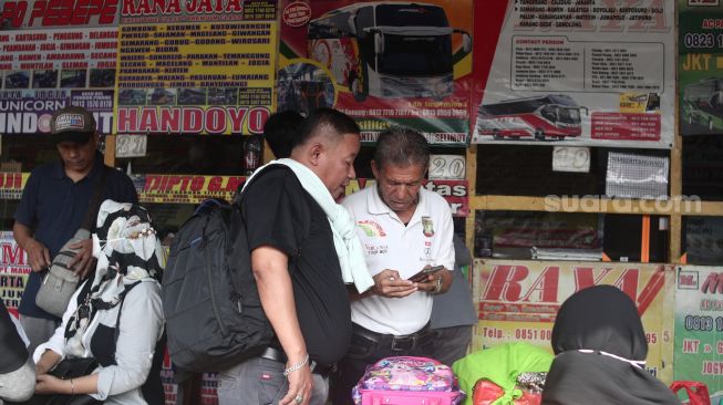 Calon penumpang membeli tiket bus antarkota-antarprovinsi (AKAP) di Terminal Pondok Pinang, Jakarta Selatan, Kamis (8/9/2022). [Suara.com/Alfian Winanto]