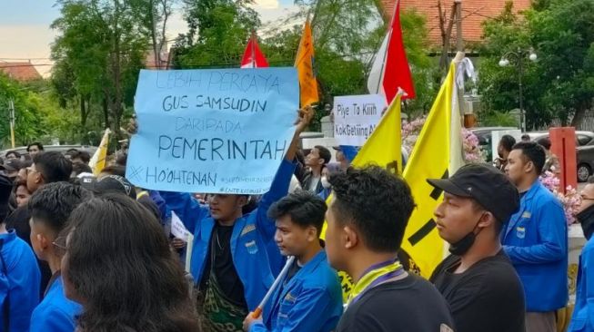 Demo Tolak Harga BBM Naik, Mahasiswa Angkat Poster Lebih Percaya "Gus Samsudin" Ketimbang Pemerintah