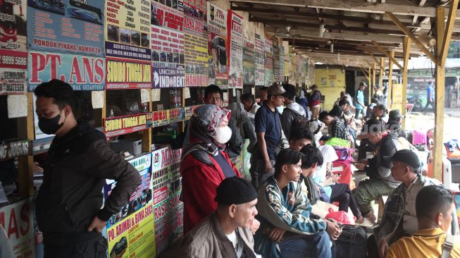 Calon penumpang membeli tiket bus antarkota-antarprovinsi (AKAP) di Terminal Pondok Pinang, Jakarta Selatan, Kamis (8/9/2022). [Suara.com/Alfian Winanto]