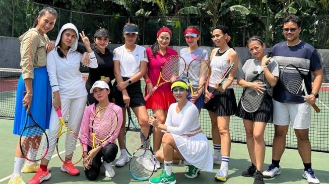 Titi Kamal Unggah Foto Bersama Geng Tenis, Warganet Malah Ramai Bahas Fuji