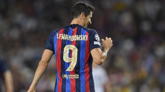 Penyerang Barcelona, Robert Lewandowski melakukan selebrasi usai mencetak gol ke gawang Viktoria Plzen pada laga Liga Champions di Estadio Spotify Camp Nou, Barcelona, Spanyol, Kamis (8/9/2022) dini hari WIB. [PAU BARRENA / AFP]