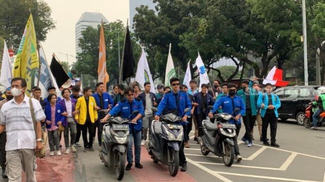 Massa BEM SI saat long march sembari dorong motor ke kawasan Patung Kuda, Jakarta. (Suara.com/Rakha)