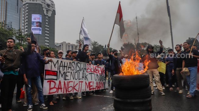 Aliansi Mahasiswa dari berbagai universitas saat menggelar aksi unjuk rasa menolak kenaikan harga BBM di Kawasan Patung Kuda Arjuna Wiwaha, Jakarta Pusat, Kamis (8/9/2022). [Suara.com/Alfian Winanto]