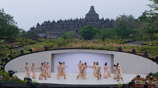 Kolaborasi seniman dari berbagai daerah menampilkan pertunjukan seni Beksan Akapela Pradaksina saat pembukaan Indonesia Bertutur 2022 di Taman Lumbini Borobudur, Magelang, Jawa Tengah, Rabu (7/9/2022). [ANTARA FOTO/Anis Efizudin/wsj].