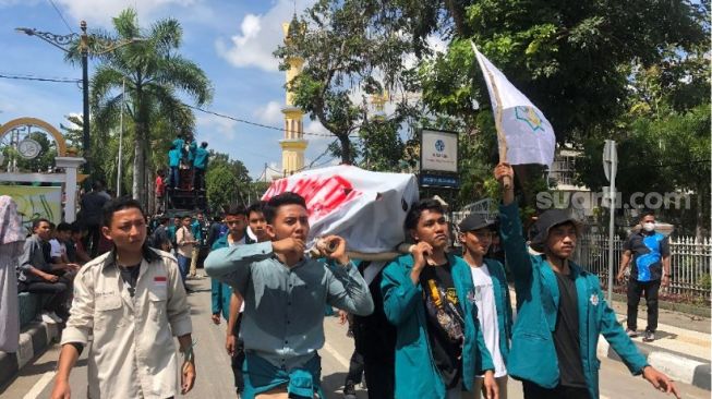 Mahasiswa di Mataram Kembali Demo Bawa Keranda Dan Karton Mirip Nisan