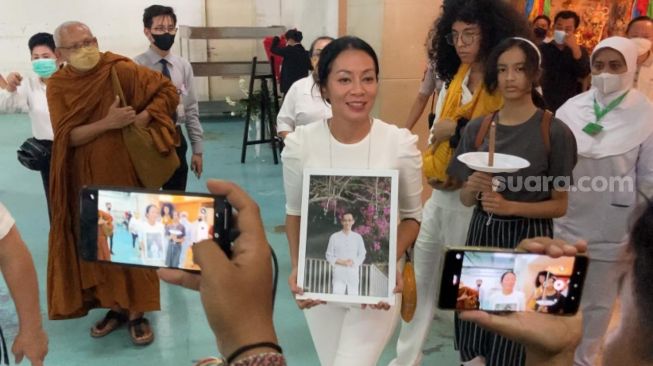 Dewi Lestari alias Dee Lestari hendak melarung abu jenazah sang suami, Reza Gunawan di Pantai Marina, Ancol, Jakarta Utara, Kamis (8/9/2022). [Adiyoga Priyambodo/Suara.com]