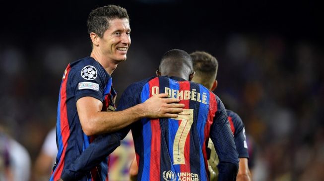 Penyerang Barcelona, Robert Lewandowski (kiri) merayakan golnya ke gawang Viktoria Plzen bersama rekan-rekan setimnya pada laga Liga Champions di Estadio Spotify Camp Nou, Barcelona, Spanyol, Kamis (8/9/2022) dini hari WIB. [PAU BARRENA / AFP]