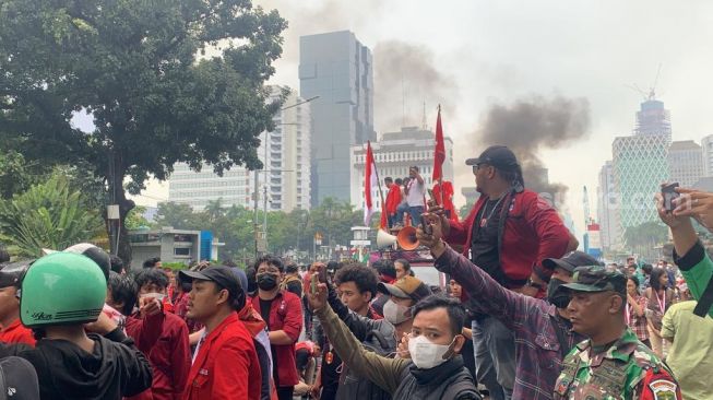 Kepulan Asap Meninggi di Patung Kuda, Massa Mahasiswa Singkirkan Kawat Berduri hingga Adu Dorong dengan Aparat