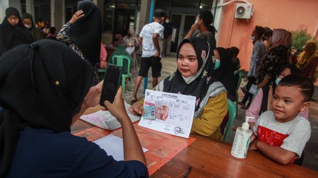 Warga penerima manfaat difoto pertugas saat penyaluran Bantuan Langsung Tunai (BLT) bahan bakar minyak (BBM) dan sembako di Kantor Pos Palangka Raya, Kalimantan Tengah, Kamis (8/9/2022). ANTARA FOTO/Makna Zaezar/hp.