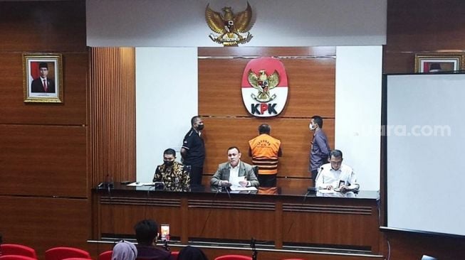 KPK Tetapkan Tiga Tersangka Korupsi Proyek Gereja Kingmi, Bupati Mimika Eltinus Omaleng Langsung Ditahan